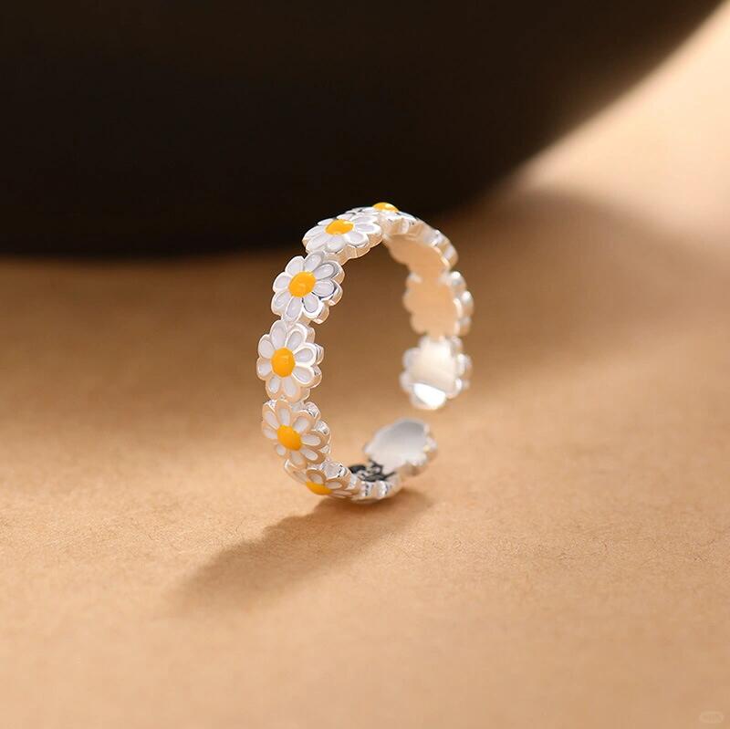 Lazy Daisy Sterling Silver Resizable Ring