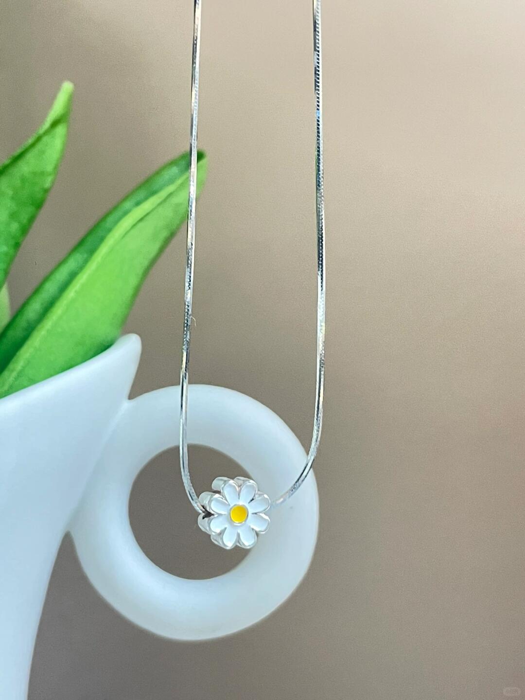 Lazy Daisy Sterling Silver Necklace