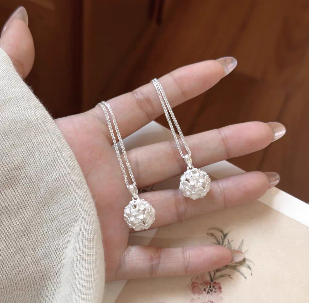 Daisy Ball 999 Silver Necklace with Certificate