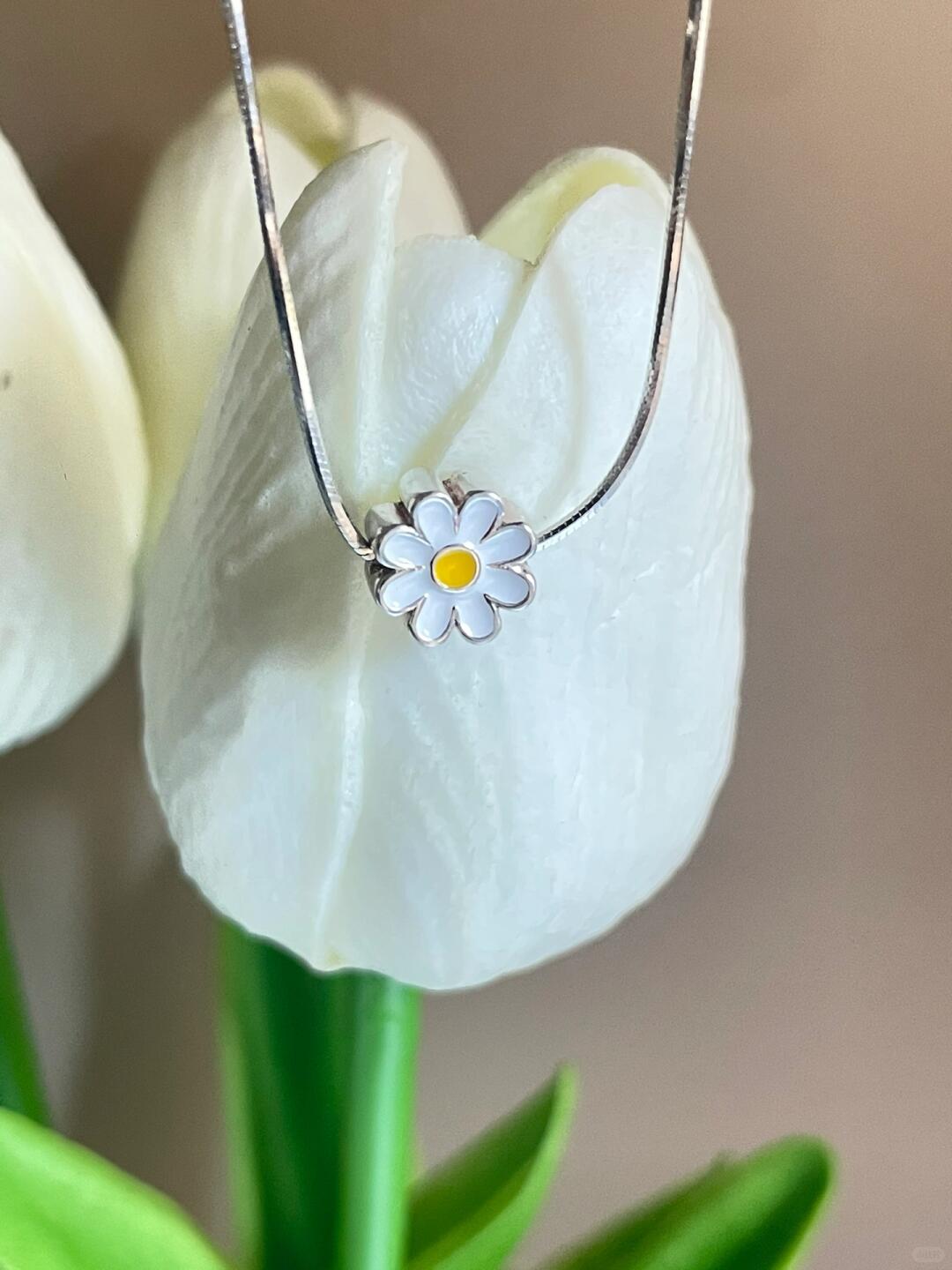 Lazy Daisy Sterling Silver Necklace